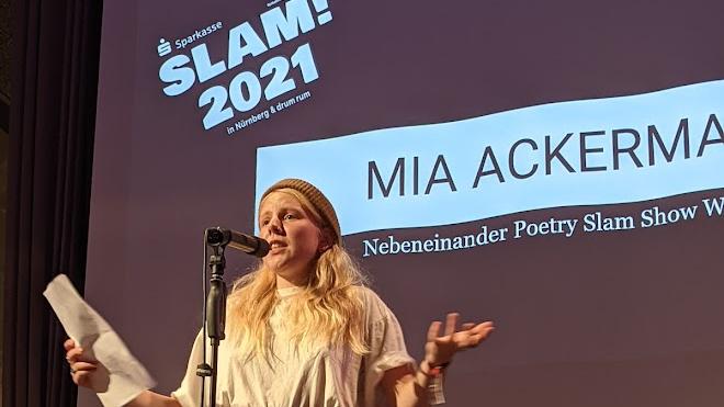 Mia Ackermann: Sie präsentierte einen intelligenten und unterhaltsam aus Sprichwörtern zusammengebastelten Text.
Mia Ackermann: Sie präsentierte einen intelligenten und unterhaltsam aus Sprichwörtern zusammengebastelten Text.