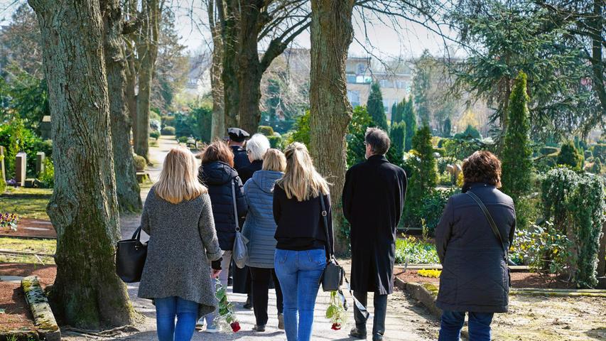 Nürnberg: Volle Discos, aber weiter Beschränkungen auf dem Friedhof Nürnberg: Volle Discos, aber weiter Beschränkungen auf dem Friedhof