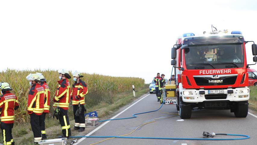 Die Landstraße war für die Dauer der Unfallaufnahme in beide Richtungen voll gesperrt.