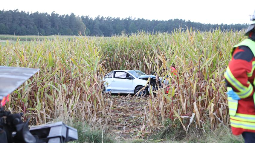 Auto landet in Maisfeld - Fahrer stirbt im Kreis Ansbach