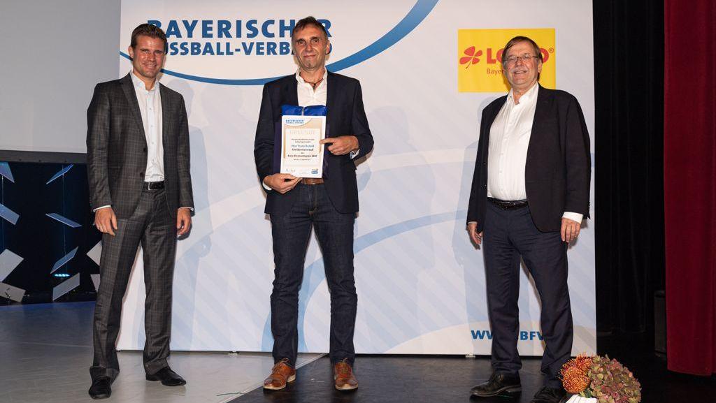 Im Mittelpunkt: Franz Bezold mit Fifa-Schiedsrichter Felix Brych (links) und BFV-Präsident Rainer Koch.
Im Mittelpunkt: Franz Bezold mit Fifa-Schiedsrichter Felix Brych (links) und BFV-Präsident Rainer Koch.
