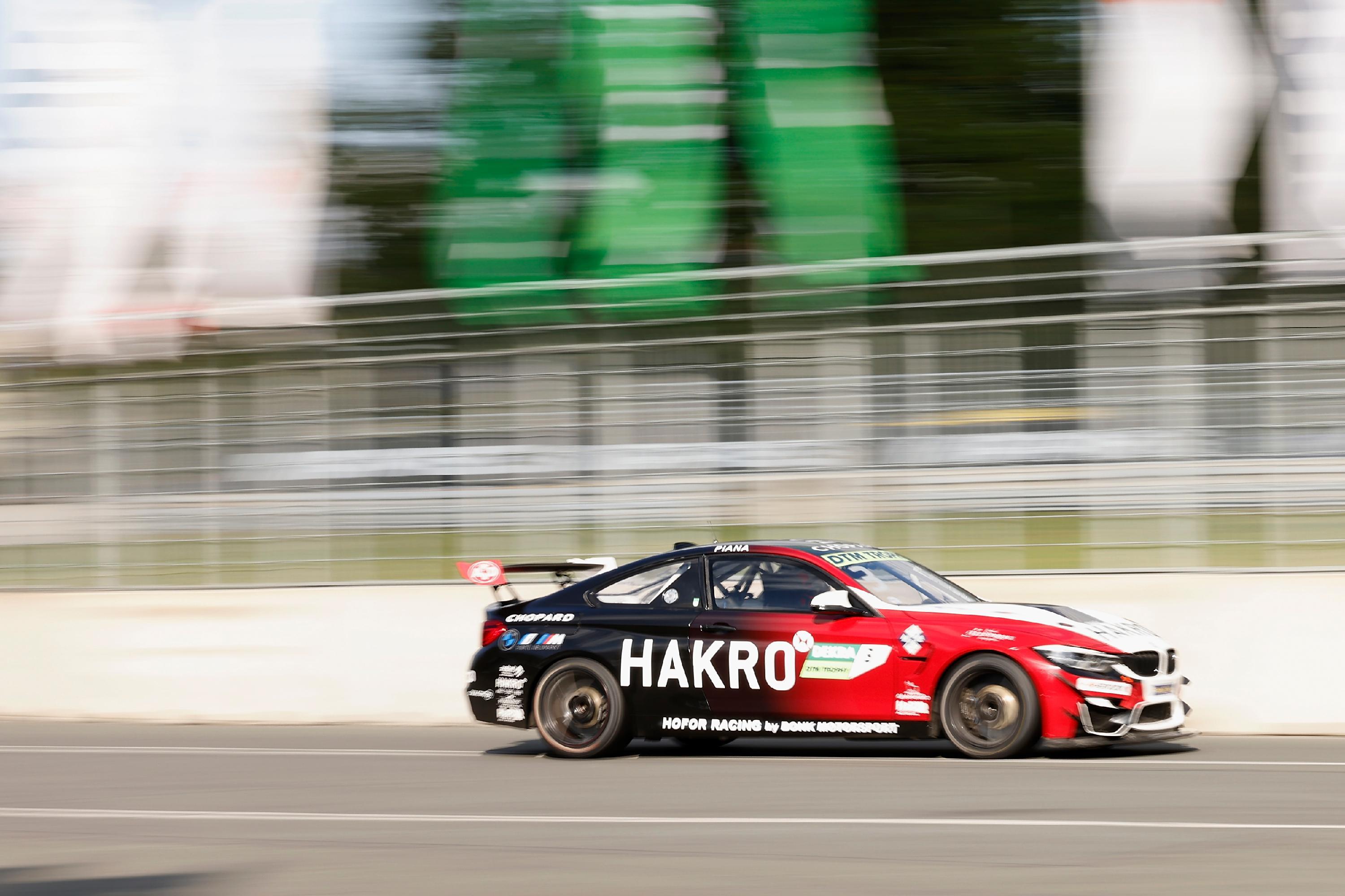 Nach zwangsbedingter Pause meldeten sich die Rennfahrer beim Norisring in Nürnberg zurück. Zwar war bei der DTM Corona-bedingt nicht ganz so viel los wie in den Jahren zuvor. Doch die eingefleischten Fans ließen sich die Freude am Motorsport nicht nehmen. Auch, wenn die PS-Branche schwer in der Kritik steht und überlegt, wie sie grüner werden kann.