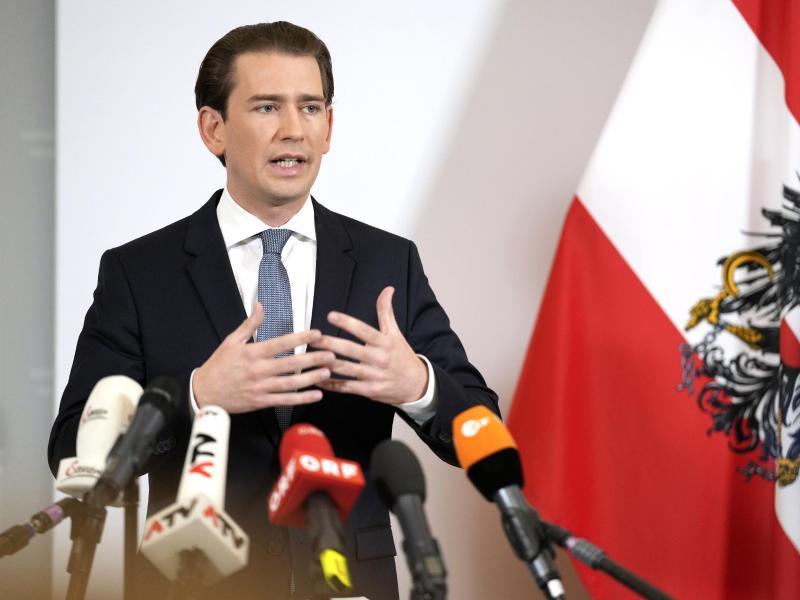 Regierungskrise in Österreich: Nach Hausdurchsuchungen des Kanzleramts und des ÖVP-Hauptsitzes am 06.10.2021, wegen schwerer Korruptionsvorwürfe gegen Bundeskanzler Kurz, haben sich die Grünen gegenüber ihrem Koalitionspartner distanziert. Die Koalition steht auf der Kippe. Regierungschef Sebastian Kurz (ÖVP), Bundeskanzler von Österreich, will dennoch im Amt bleiben. Aber egal, wie der Polit-Thriller ausgeht: Sein Saubermann-Image ist längst befleckt.