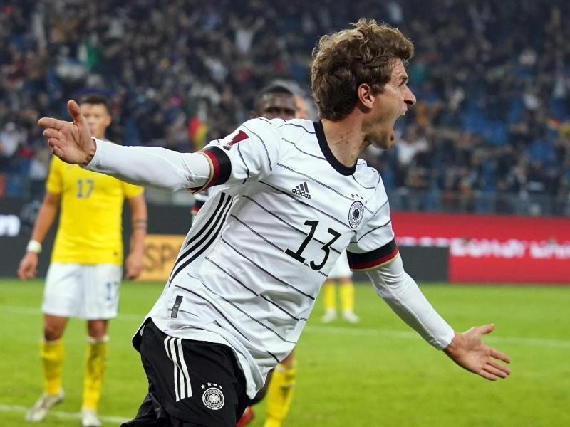 Die deutsche Fußballnationalmannschaft bleibt mit Bundestrainer Hansi Flick klar auf WM-Kurs: Der entscheidende Schuss zum 2:1 im Spiel gegen Rumänien kam von Joker Thomas Müller: Lächelnd reckte er den Daumen in die Höhe und signierte später auch noch einige Trikots, die ihm glückliche Fans zuwarfen. 
