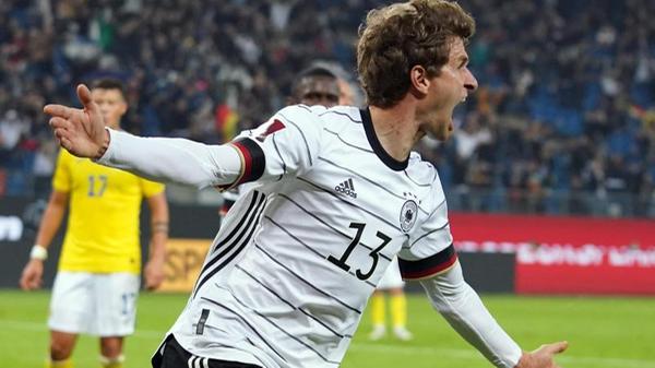 Die deutsche Fußballnationalmannschaft bleibt mit Bundestrainer Hansi Flick klar auf WM-Kurs: Der entscheidende Schuss zum 2:1 im Spiel gegen Rumänien kam von Joker Thomas Müller: Lächelnd reckte er den Daumen in die Höhe und signierte später auch noch einige Trikots, die ihm glückliche Fans zuwarfen.