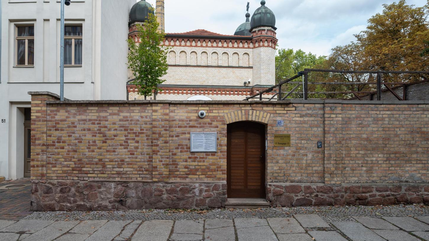 Durch diesen Eingang wollte ein schwerbewaffneter Terrorist vor zwei Jahren die Synagoge in Halle stürmen. 