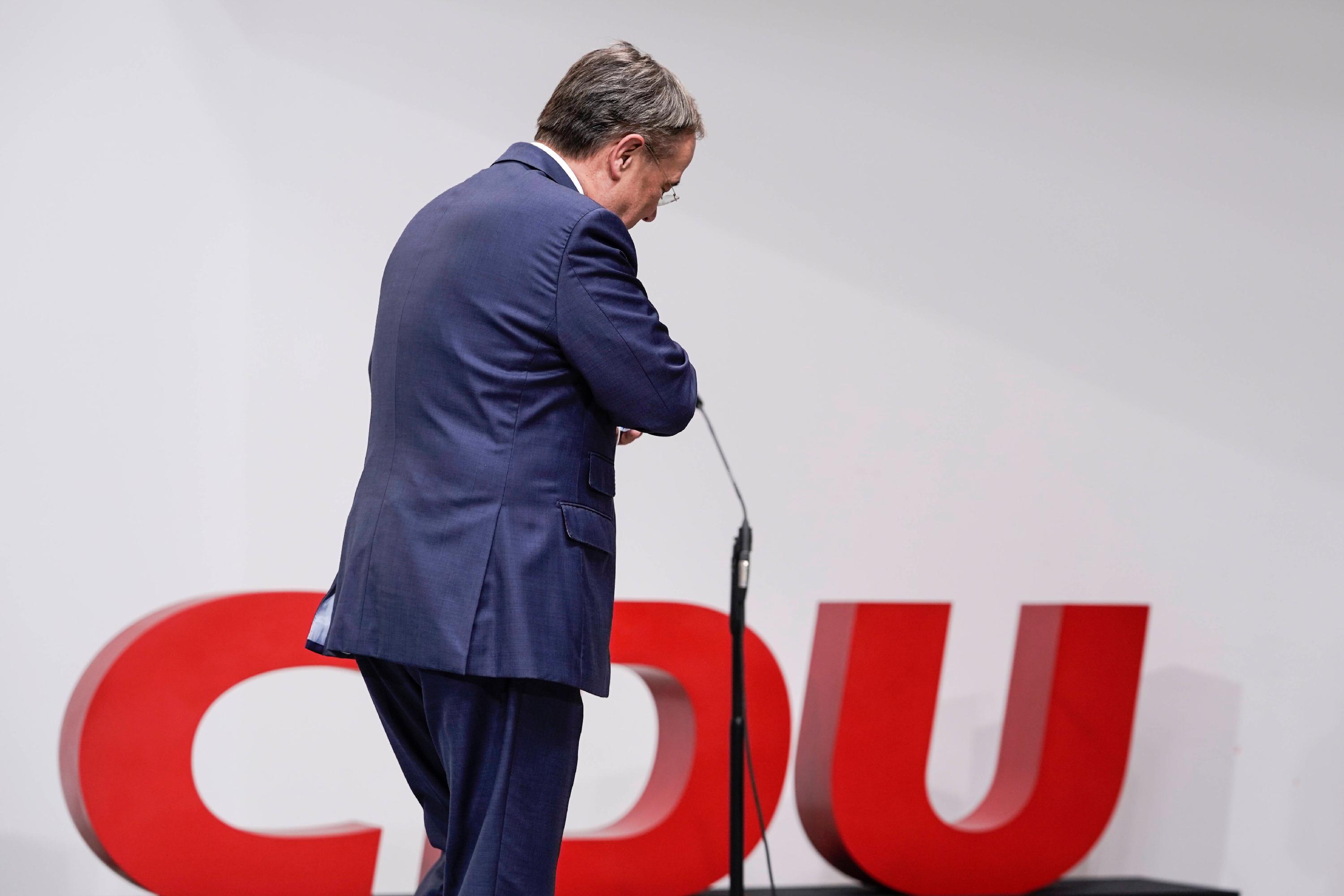 Es ist eine bittere Zeit für Armin Laschet: Nach monatelangem Machtkampf hat er angedeutet, eigene Ambitionen für mögliche Jamaika-Verhandlungen mit Grünen und FDP zurückzustellen. Der CDU-Chef will den Spitzengremien der Partei nach der Wahlniederlage nun einen Vorschlag zur personellen Neuaufstellung der CDU machen. In den Gesprächen mit Grünen und FDP habe er deutlich gemacht: "An der Person wird es nicht scheitern. Wenn es mit anderen Personen besser geht, dann gerne." 