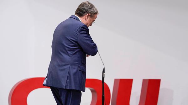 Es ist eine bittere Zeit für Armin Laschet: Nach monatelangem Machtkampf hat er angedeutet, eigene Ambitionen für mögliche Jamaika-Verhandlungen mit Grünen und FDP zurückzustellen. Der CDU-Chef will den Spitzengremien der Partei nach der Wahlniederlage nun einen Vorschlag zur personellen Neuaufstellung der CDU machen. In den Gesprächen mit Grünen und FDP habe er deutlich gemacht: "An der Person wird es nicht scheitern. Wenn es mit anderen Personen besser geht, dann gerne."