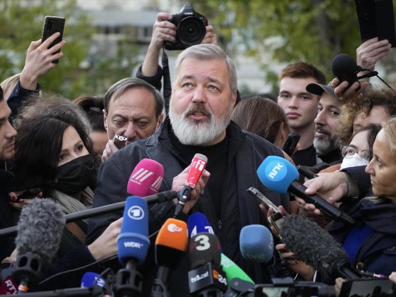 Nobelpreis für zwei Journalisten: Maria Ressa von den Phillipinen und Dmitri Muratow aus Russland, die unter schwierigen Umständen für eine unabhängige Presse einstehen, erhalten den Friedensnobelpreis. Die beiden Journalissten erhalten den Preis für ihre Bemühungen um die Wahrung der freien Meinungsäußerung, die eine Voraussetzung für Demokratie und dauerhaften Frieden sei, teilt das norwegische Nobelkomitee mit. 