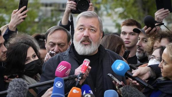 Nobelpreis für zwei Journalisten: Maria Ressa von den Phillipinen und Dmitri Muratow aus Russland, die unter schwierigen Umständen für eine unabhängige Presse einstehen, erhalten den Friedensnobelpreis. Die beiden Journalissten erhalten den Preis für ihre Bemühungen um die Wahrung der freien Meinungsäußerung, die eine Voraussetzung für Demokratie und dauerhaften Frieden sei, teilt das norwegische Nobelkomitee mit.