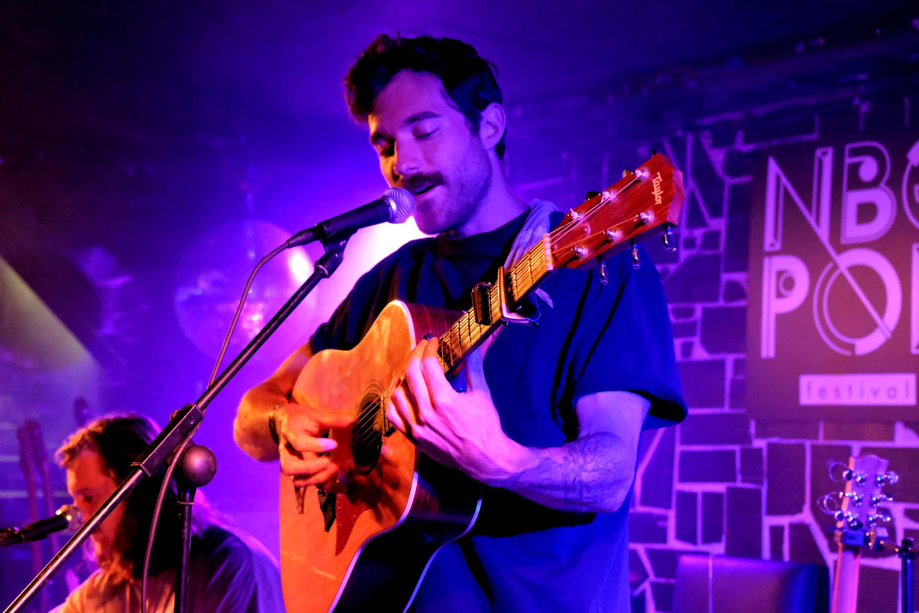 Endlich ist es wieder erlaubt - Musik in Discos und Clubs: Süddeutschlands größtes Club- und Showcase-Festival sorgte am Wochenende zumindest für mächtig Trubel in der Nürnberger Altstadt. Zu den Spielstätten zählten unter anderem der Club Stereo, das Korn's und die Katharinenruine. Über 40 Künstlerinnen und Künstler traten auf, unter anderem die Brüder "Amistat" (im Bild).