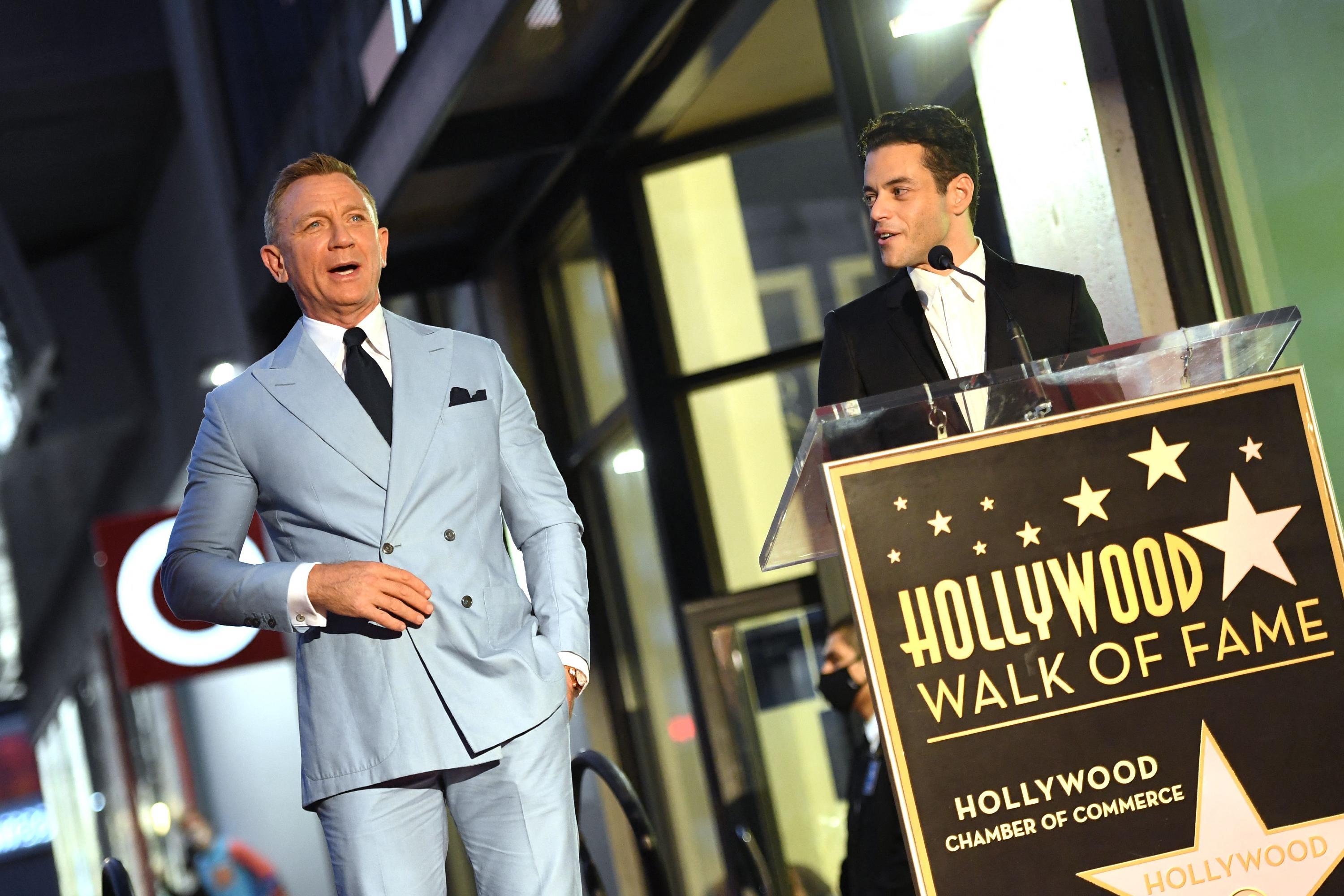 James-Bond-Darsteller Daniel Craig ist jetzt in guter Gesellschaft. Auf Hollywoods „Walk of Fame“ hat der 53-Jährige eine Sternenplakette mit seinem Namen enthüllt. Es mache ihn sehr glücklich, auf dem Bürgersteig von all diesen Legenden umgeben zu sein, sagte der britische Star vor jubelnden Fans und Reportern. 