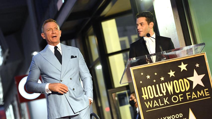 James-Bond-Darsteller Daniel Craig ist jetzt in guter Gesellschaft. Auf Hollywoods „Walk of Fame“ hat der 53-Jährige eine Sternenplakette mit seinem Namen enthüllt. Es mache ihn sehr glücklich, auf dem Bürgersteig von all diesen Legenden umgeben zu sein, sagte der britische Star vor jubelnden Fans und Reportern. 