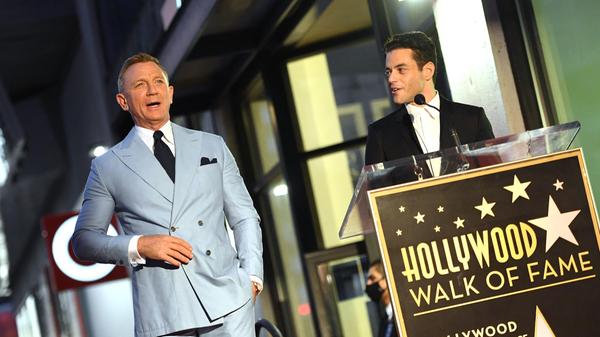 James-Bond-Darsteller Daniel Craig ist jetzt in guter Gesellschaft. Auf Hollywoods „Walk of Fame“ hat der 53-Jährige eine Sternenplakette mit seinem Namen enthüllt. Es mache ihn sehr glücklich, auf dem Bürgersteig von all diesen Legenden umgeben zu sein, sagte der britische Star vor jubelnden Fans und Reportern.