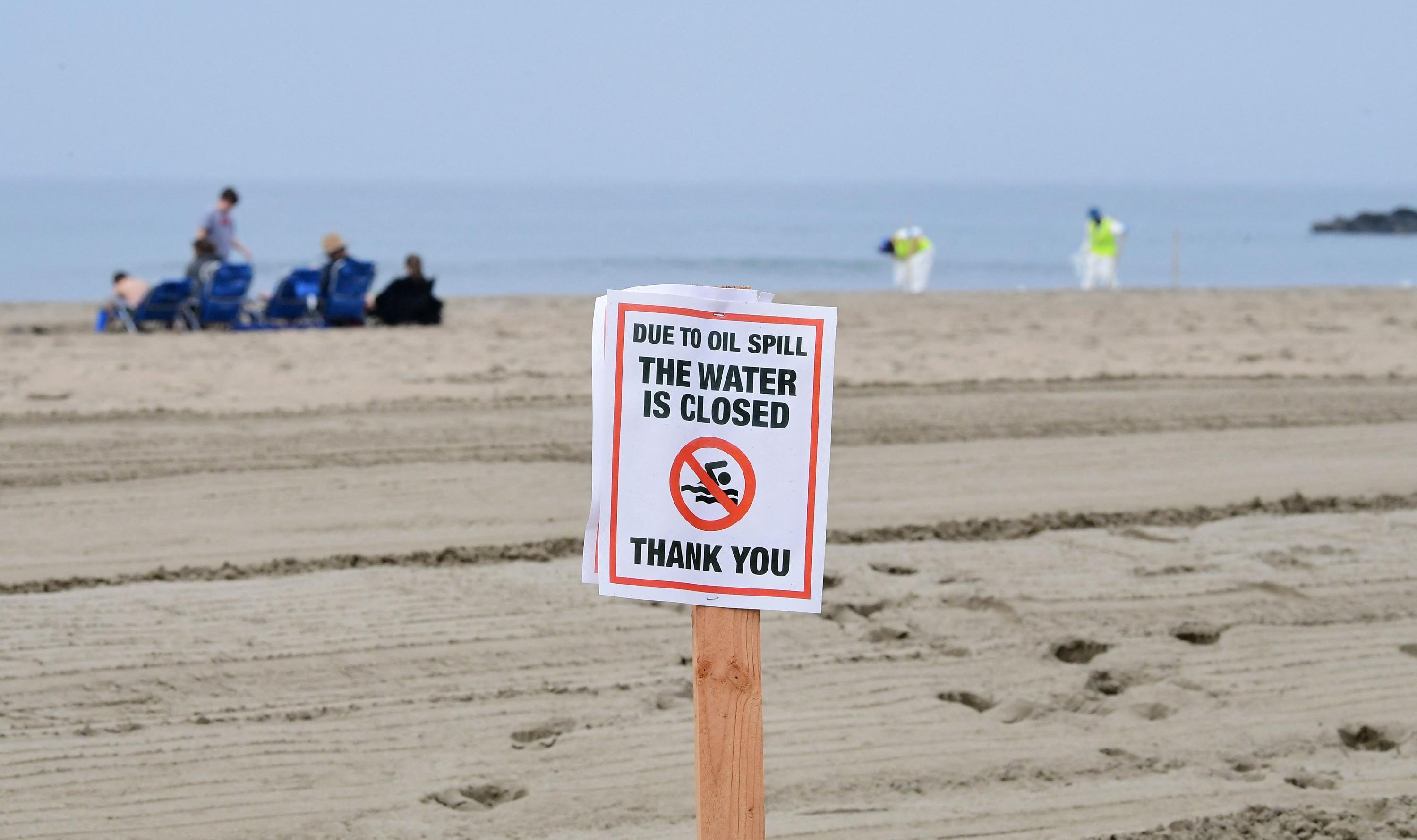 Die Strände sind gesperrt, Meerestiere massenhaft verendet: An Kaliforniens Küste sind der Küstenwache zufolge mindestens 93.000 Liter Öl aus einer leckgeschlagenen Pipeline ausgetreten.  Die Säuberung des verschmutzen Meeres und der Strände im Bezirk Orange County dauern an, 1500 Helfer sind im Einsatz. Die leckgeschlagene Öl-Pipeline vor der Küste Südkaliforniens ist vermutlich schon vor Monaten kaputt gegangen. Videos von der Unglücksstelle weisen darauf hin, dass die betonummantelte Rohrleitung vor längerer Zeit möglicherweise von einem Schiffsanker verschoben worden ist.