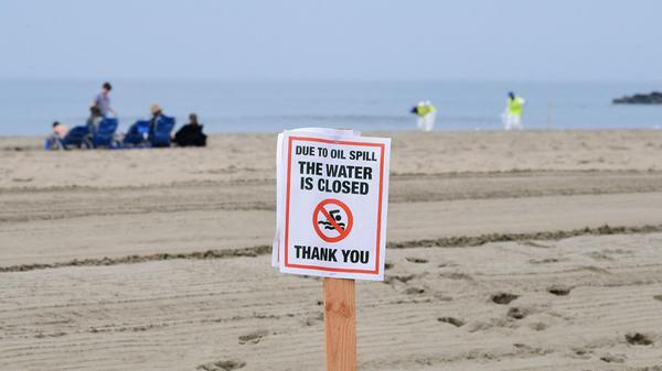 Die Strände sind gesperrt, Meerestiere massenhaft verendet: An Kaliforniens Küste sind der Küstenwache zufolge mindestens 93.000 Liter Öl aus einer leckgeschlagenen Pipeline ausgetreten. Die Säuberung des verschmutzen Meeres und der Strände im Bezirk Orange County dauern an, 1500 Helfer sind im Einsatz. Die leckgeschlagene Öl-Pipeline vor der Küste Südkaliforniens ist vermutlich schon vor Monaten kaputt gegangen. Videos von der Unglücksstelle weisen darauf hin, dass die betonummantelte Rohrleitung vor längerer Zeit möglicherweise von einem Schiffsanker verschoben worden ist.