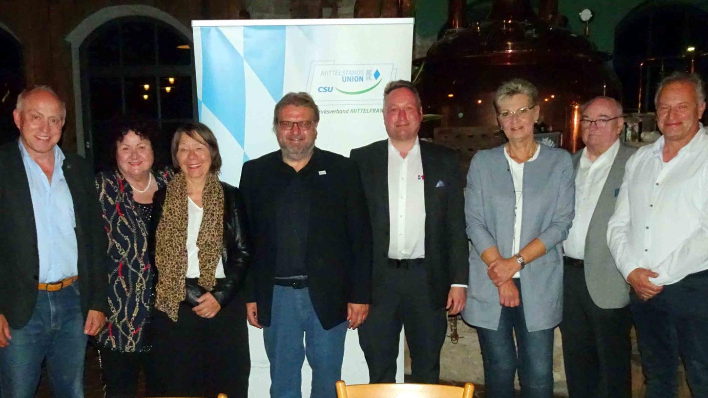 Der Kreisvorstand der Mittelstandunion mit Bernd Krampe, Hildegard Schuhmann-Knöß, Brigitte Hegendörfer, vorsitzendem Gerd Scheuenstuhl, Dr. Robert Pfeffer, Jutta Bauereiß, Peter Müller und Dietmar Spitzer.
Der Kreisvorstand der Mittelstandunion mit Bernd Krampe, Hildegard Schuhmann-Knöß, Brigitte Hegendörfer, vorsitzendem Gerd Scheuenstuhl, Dr. Robert Pfeffer, Jutta Bauereiß, Peter Müller und Dietmar Spitzer.