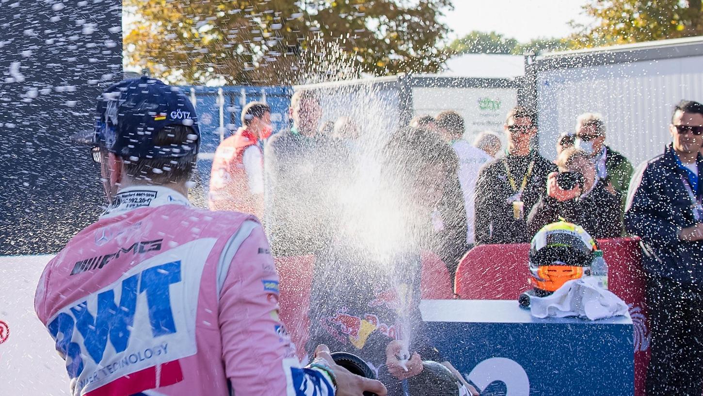 Schon am Samstag gab es eine Sektdusche nach seinem Sieg für den fränkischen Mercedes AMG-Fahrer Maximilian Götz. Am Sonntag erkämpfte er sich dann in einem wahren Final-Krimi den DTM-Titel 2021.