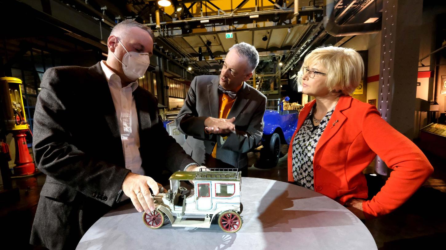 Eines der kostbarsten Stücke am Spielzeug-Tag: Ein Nürnberger Sammler (l.) ließ eine Aufzieh-Limousine aus der Zeit vor dem Ersten Weltkrieg schätzen. Er ist schon ein alter Bekannter in der Sendung, reichte kostbare Vasen ein und bewarb sich diesmal auch erfolgreich mit Gemälden.