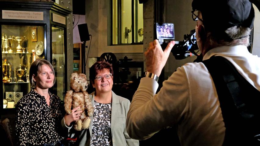 Veronika Bauer (r.) und ihre Tochter aus Roth waren mit Teddybär Max eingeladen: Der erlebte die erste Nürnberger Spielwarenmesse 1950 mit.