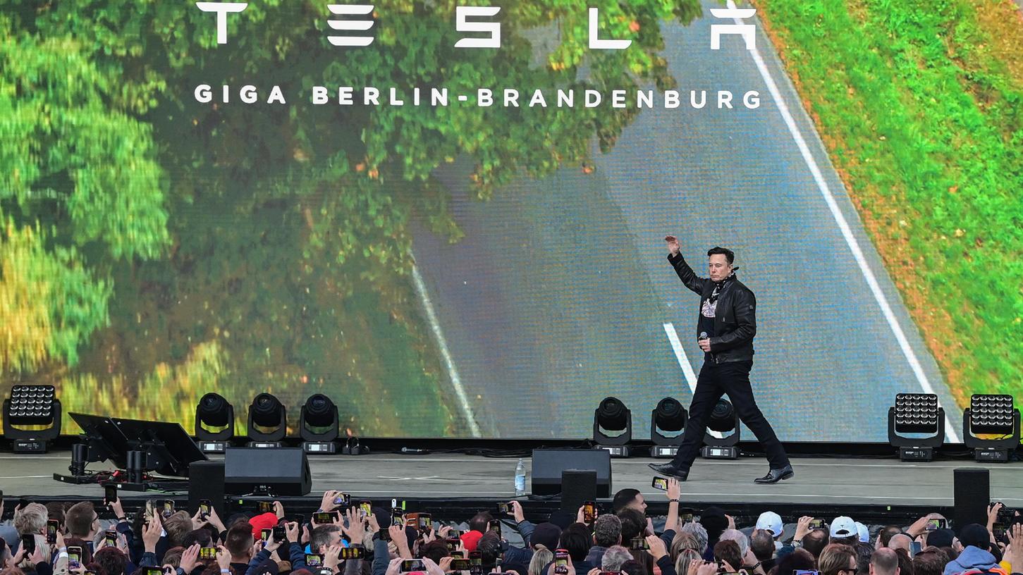 Elon Musk, Tesla-Chef, kommt zum Tag der offenen Tür auf eine Bühne der Tesla Gigafactory.
