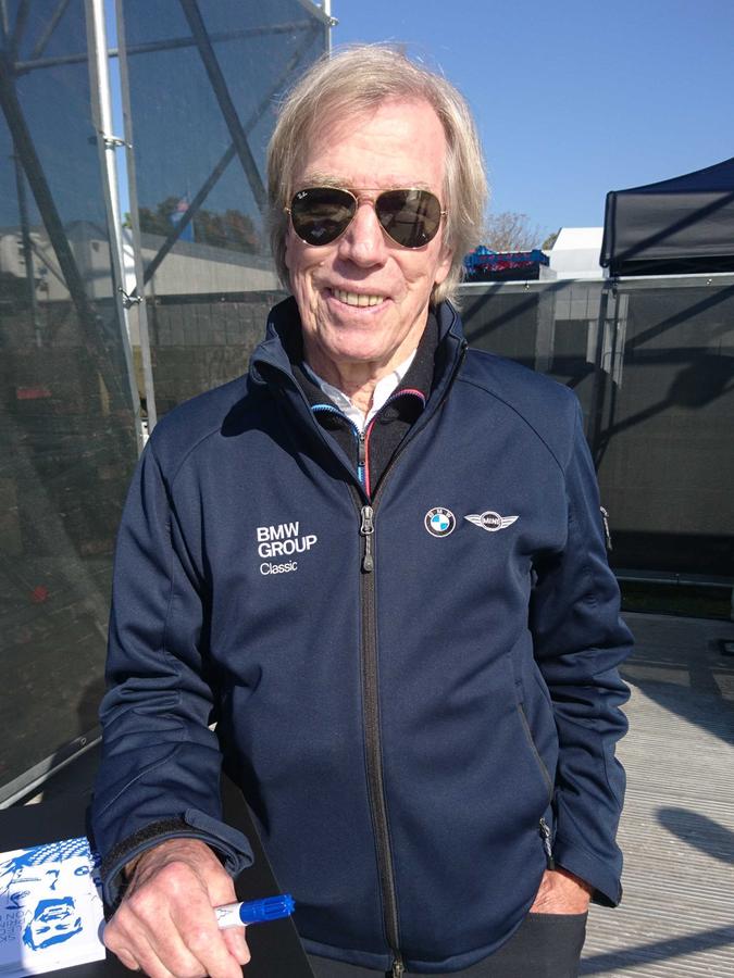 Gab gut gelaunt Autogramm: Der ehemalige Rennfahrer Leopold Prinz Von Bayern.