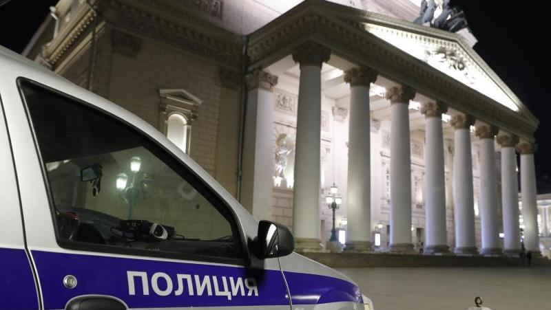 Ein Wagen von Sicherheitsbeamten steht vor dem Moskauer Bolschoi Theater. Ein Wagen von Sicherheitsbeamten steht vor dem Moskauer Bolschoi Theater.