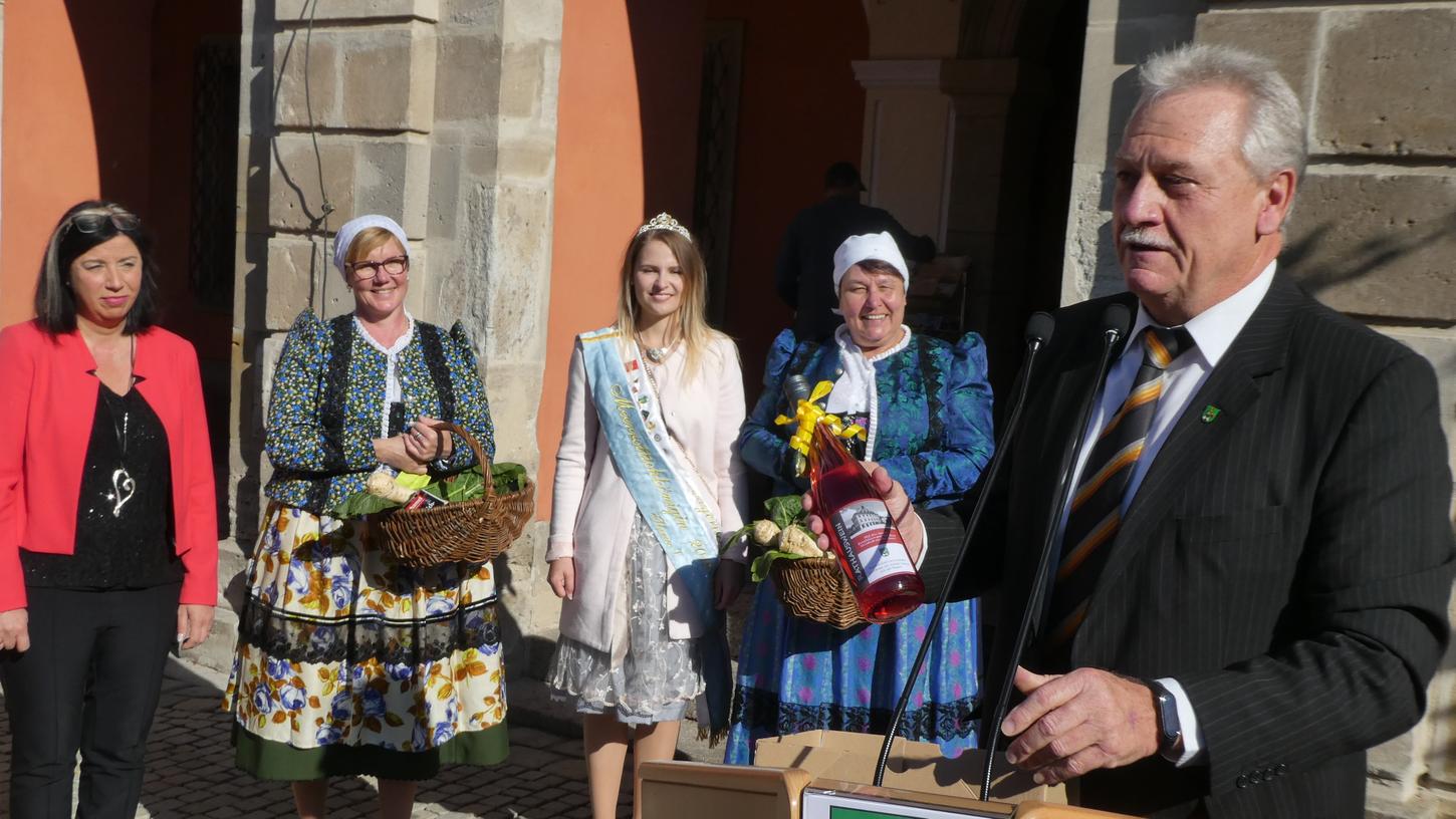 Mit Krassolzheimer Wein bedankten sich Erster Bürgermeister Klaus Meier und Dritte Bürgermeisterin Heike Gareis (l.) bei der charmanten Bayerischen Meerrettichkönigin Theresia I. und den Mit Krassolzheimer Wein bedankten sich Erster Bürgermeister Klaus Meier und Dritte Bürgermeisterin Heike Gareis (l.) bei der charmanten Bayerischen Meerrettichkönigin Theresia I. und den