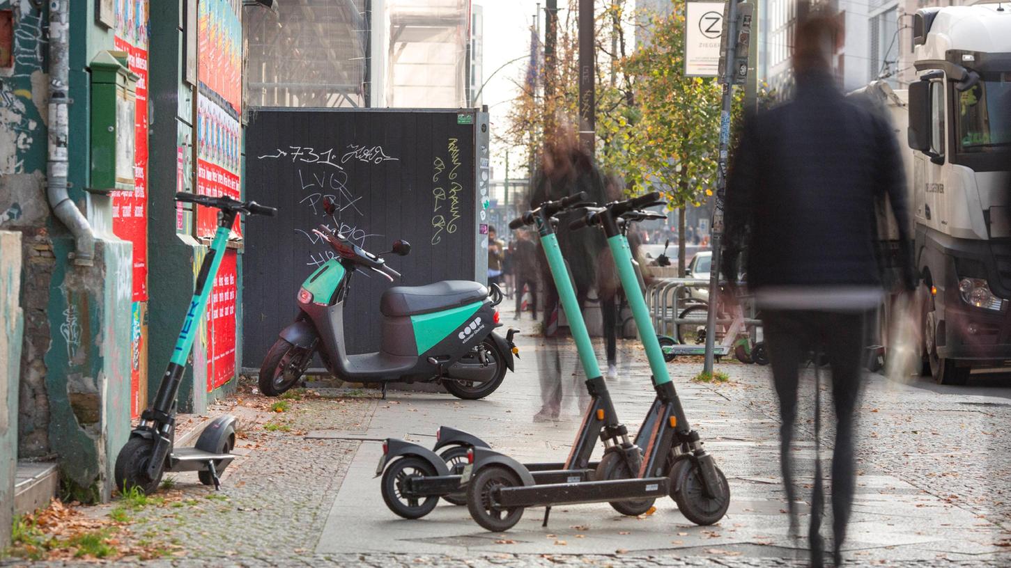 Seit Ende September werden auch in Schwabach E-Scooter verliehen. Die Polizei hat nun genauer hingeschaut, wie die Fahrer unterwegs sind.
Seit Ende September werden auch in Schwabach E-Scooter verliehen. Die Polizei hat nun genauer hingeschaut, wie die Fahrer unterwegs sind.