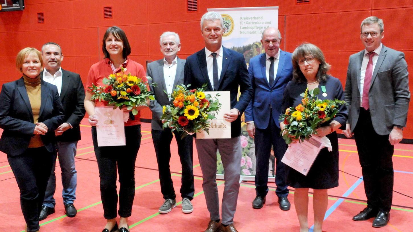 Die Geehrten von links: Silke Nißlbeck vom OGV Postbauer-Heng, Kreisgeschäftsführer Werner Thumann, Thersia Guttenberger vom OGV Prönsdorf.