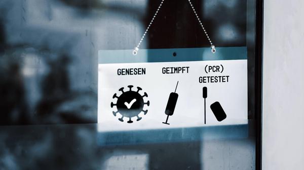 News Bilder des Tages 06 October 2021: Sign with the inscription 3G Plus Rule, Covid 19 protective measure Admission in