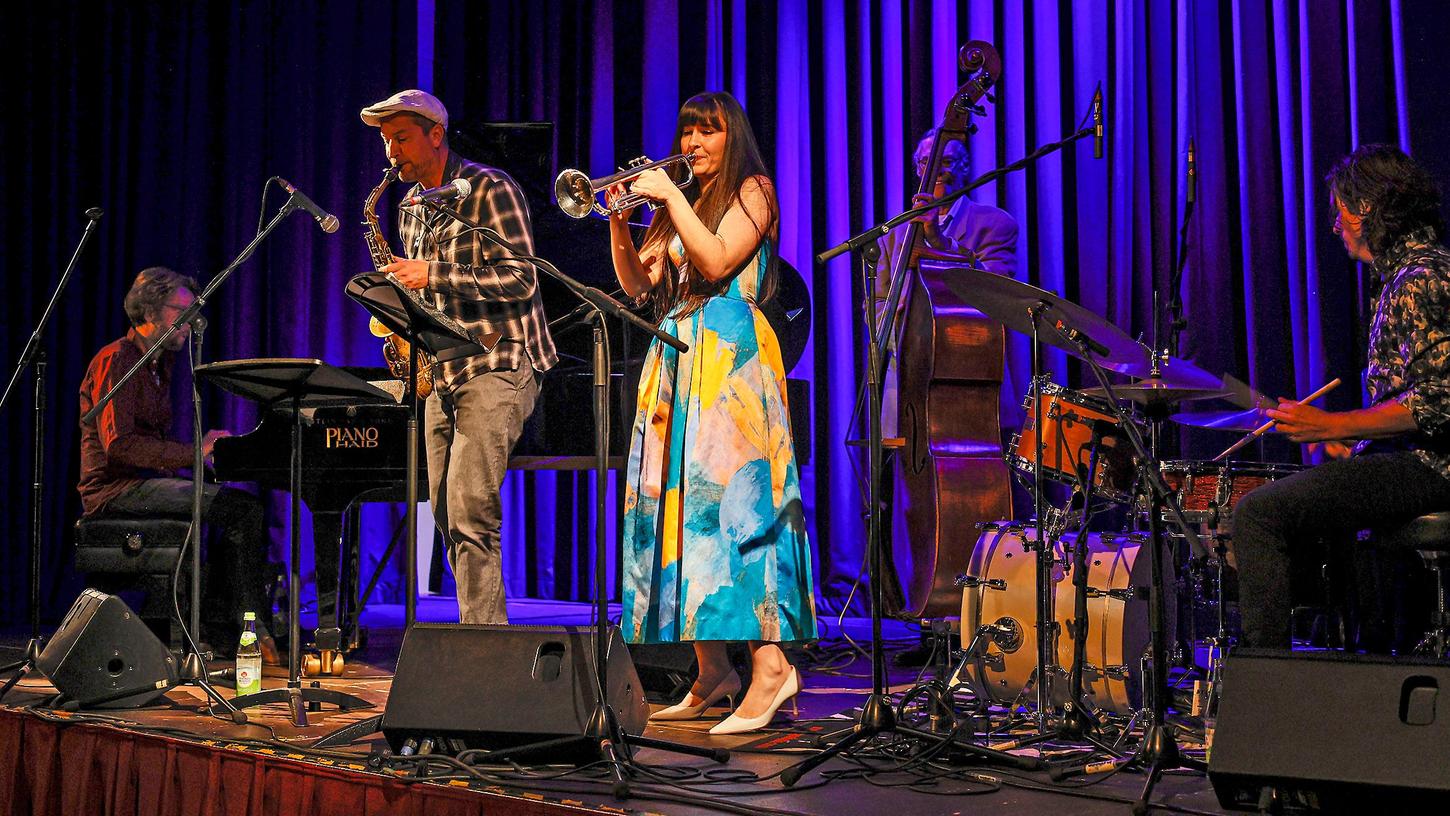 Highlight des Festivals "Jazz an der Aisch" war das "Charly Antolini Quintett", das ohne seinen erkrankten Chef anreisen musste.
Highlight des Festivals "Jazz an der Aisch" war das "Charly Antolini Quintett", das ohne seinen erkrankten Chef anreisen musste.