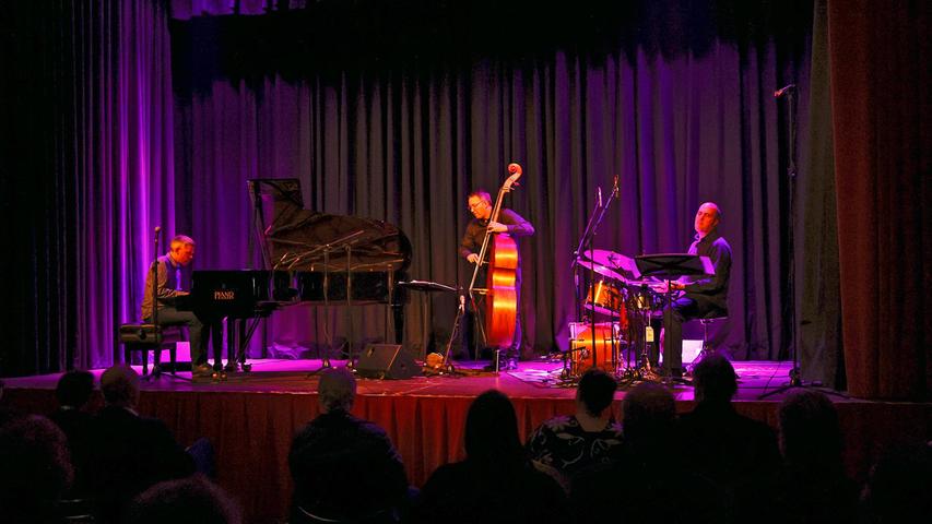 Eröffnet wurde das Festival vom Trio des in Neufundland lebenden Höchstadter Jazzpianisten Florian Hoefner.
Eröffnet wurde das Festival vom Trio des in Neufundland lebenden Höchstadter Jazzpianisten Florian Hoefner.