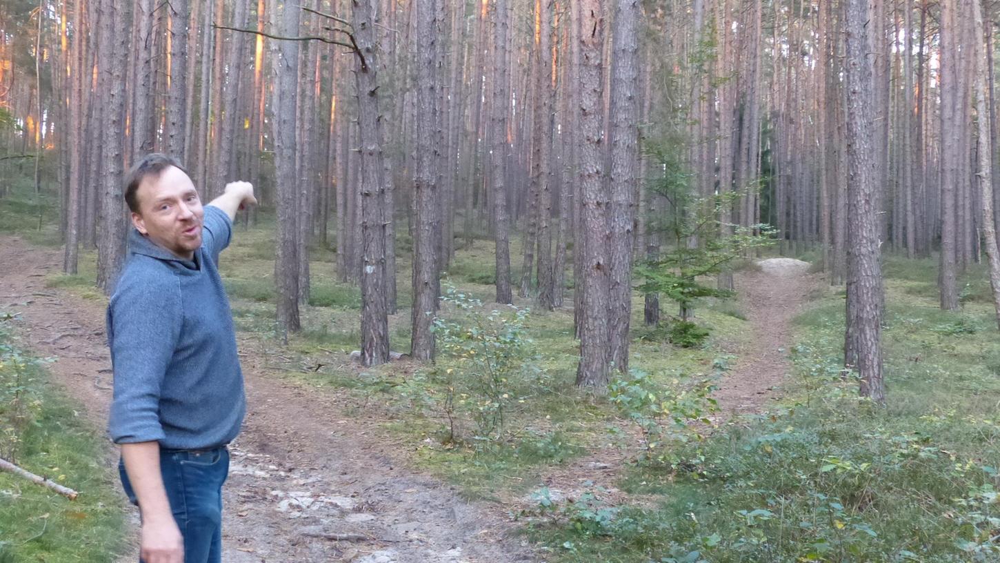 Martin Wieseckel zeigt auf die tiefen spuren, die Mountainbiker im Wald hinterlassen. Martin Wieseckel zeigt auf die tiefen spuren, die Mountainbiker im Wald hinterlassen.