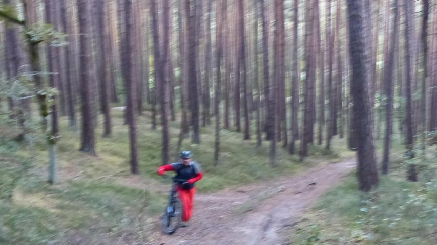 Ein unbekannter Mountainbiker mitten im Wald. Ein unbekannter Mountainbiker mitten im Wald.