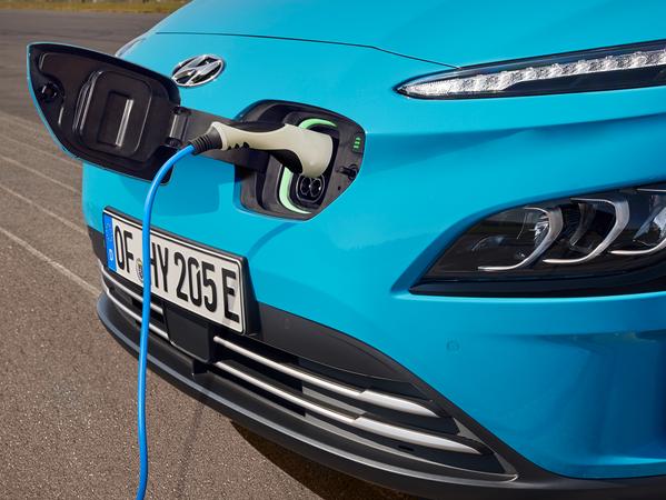 Die Ladebuchse des Kona Elektro liegt günstig an der Wagenfront. Die Ladebuchse des Kona Elektro liegt günstig an der Wagenfront.