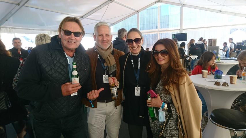 Promi-Bodyguard Peter Althof gab sich ebenso die Ehre und stieß mit seiner Frau Sandra Rajcic im VIP-Bereich mit Unternehmer Michael Lorz und Ehefrau Sibylle an.