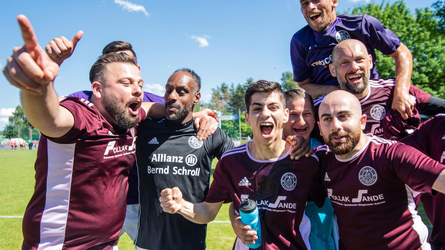 Die SG Allersberg kann zusammen siegen und feiern (wie hier den Aufstieg 2019). Warum sollte, was im Fußball klappt, nicht auf der Gesamtebene funktionieren? Die beiden Vereine DJK und Eintracht haben die Weichen auf Fusion gestellt.
Die SG Allersberg kann zusammen siegen und feiern (wie hier den Aufstieg 2019). Warum sollte, was im Fußball klappt, nicht auf der Gesamtebene funktionieren? Die beiden Vereine DJK und Eintracht haben die Weichen auf Fusion gestellt.