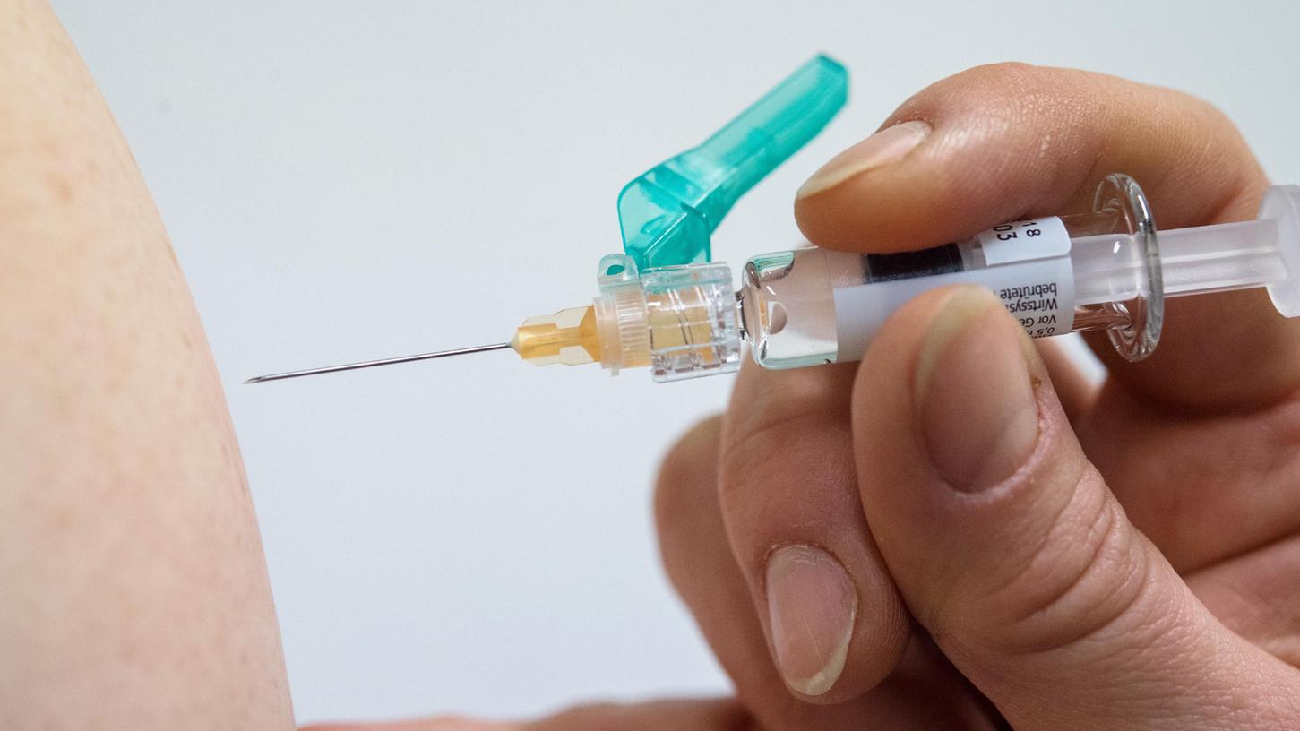 Bayerns Gesundheitsminister Holetschek (CSU) und Bayerns Mediziner appellieren an die Bevölkerung, sich gegen Grippe impfen zu lassen. 