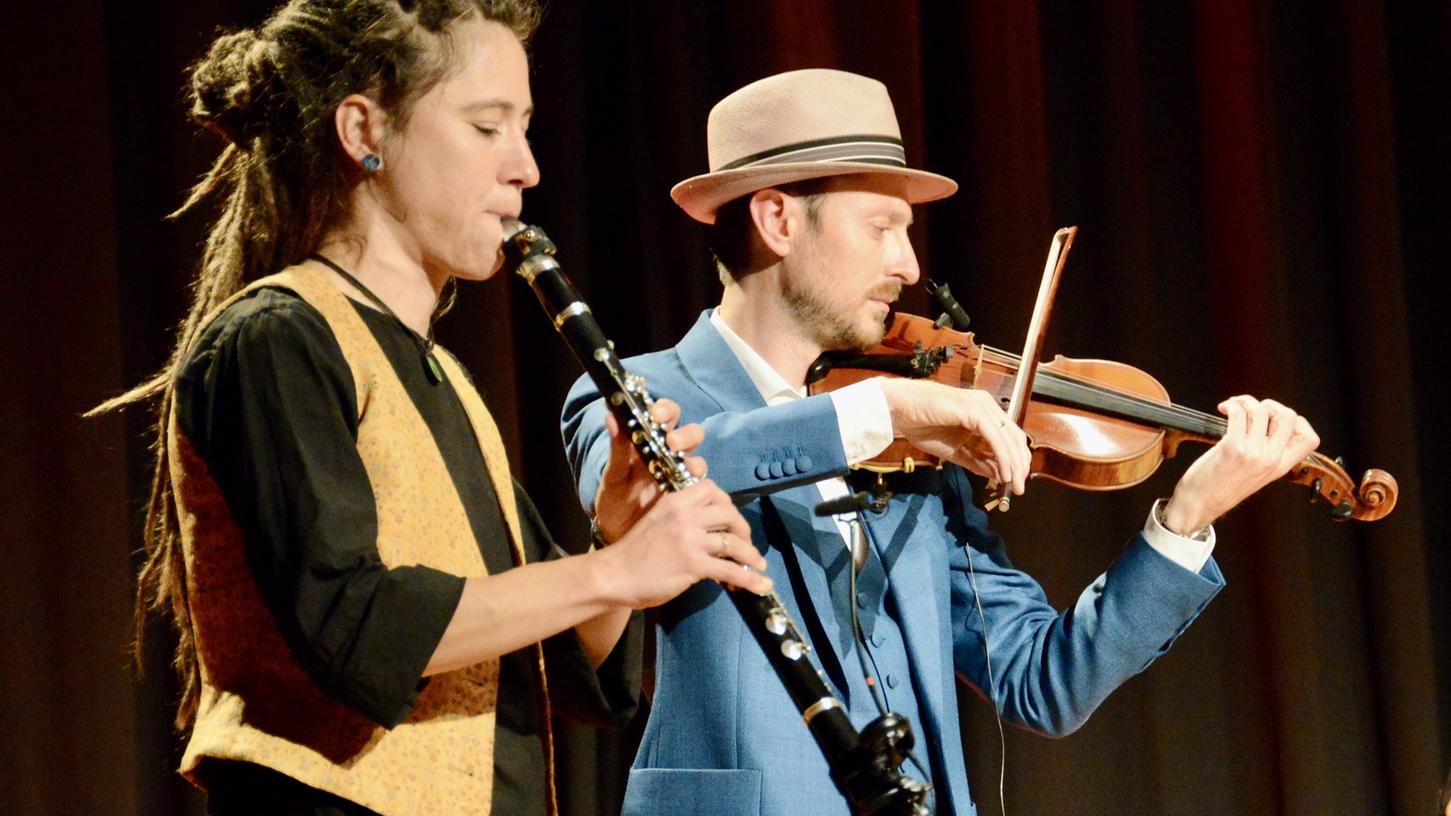 Klarinettistin Anja Günther aus Würzburg mit dem belgischen Geiger und Komponisten Nicolaas Cottenie. Sie sind Teil des international besetzten Ensembles Halva.
Klarinettistin Anja Günther aus Würzburg mit dem belgischen Geiger und Komponisten Nicolaas Cottenie. Sie sind Teil des international besetzten Ensembles Halva.