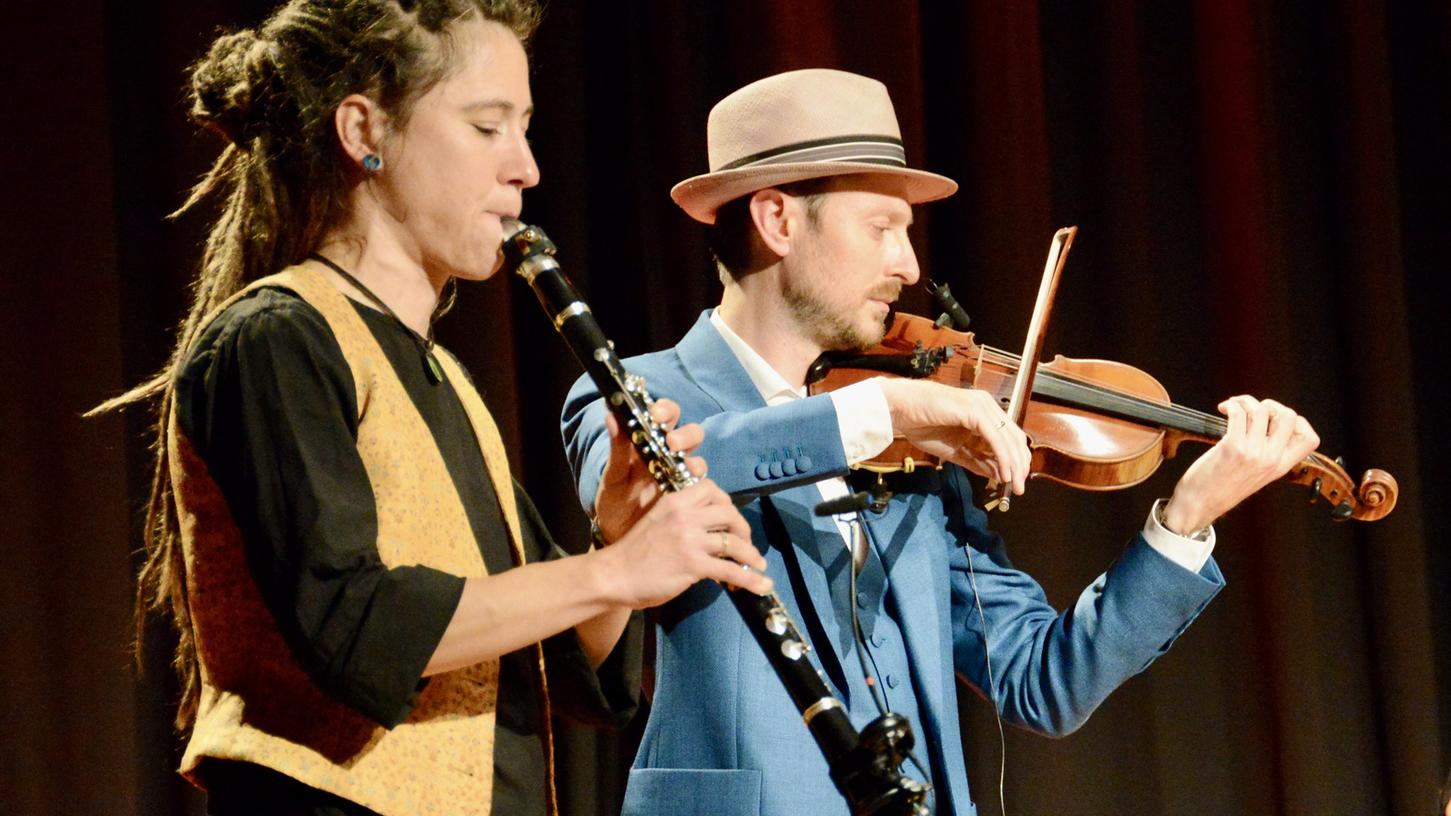 Klarinettistin Anja Günther aus Würzburg mit dem belgischen Geiger und Komponisten Nicolaas Cottenie. Sie sind Teil des international besetzten Ensembles Halva.