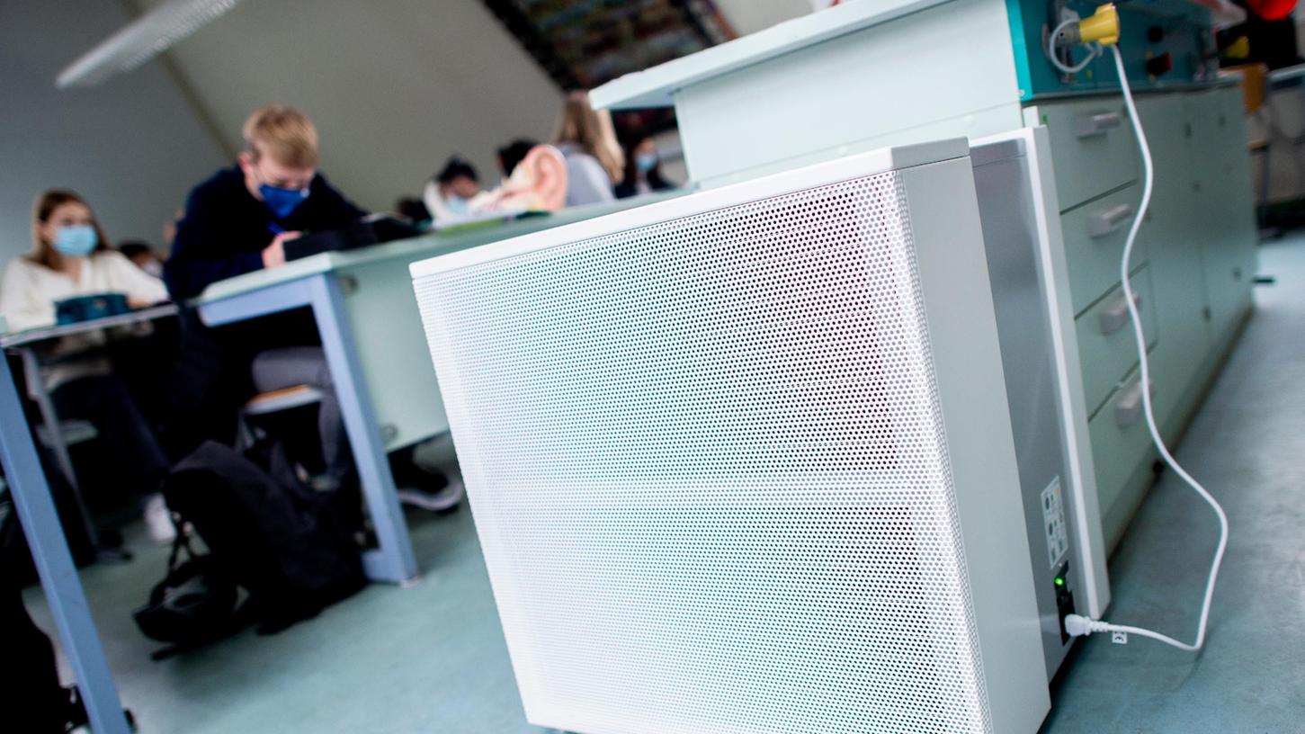 Ein Luftfilter-Gerät in einem Gymnasium. Wendelstein hat sich gegen diese Geräte und für eine dezentrale Lüftung in seinen Schulen entschieden.
Ein Luftfilter-Gerät in einem Gymnasium. Wendelstein hat sich gegen diese Geräte und für eine dezentrale Lüftung in seinen Schulen entschieden.
