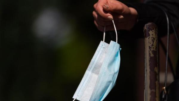 Wiesbaden: Maskenverweigerer sprüht Pfefferspray in Nachtbus_urn-newsml-dpa-com-20090101-211010-99-548244_large_4_3.jpg