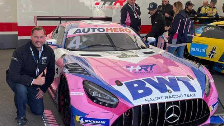Jochen Kohler (MdL CSU) war für den Motorsportclub Nürnberg drei Tage lang rund um die Uhr Einsatz. Da muss ein Foto mit Maximilian Götz' rosafarbenem Siegerauto schon sein.