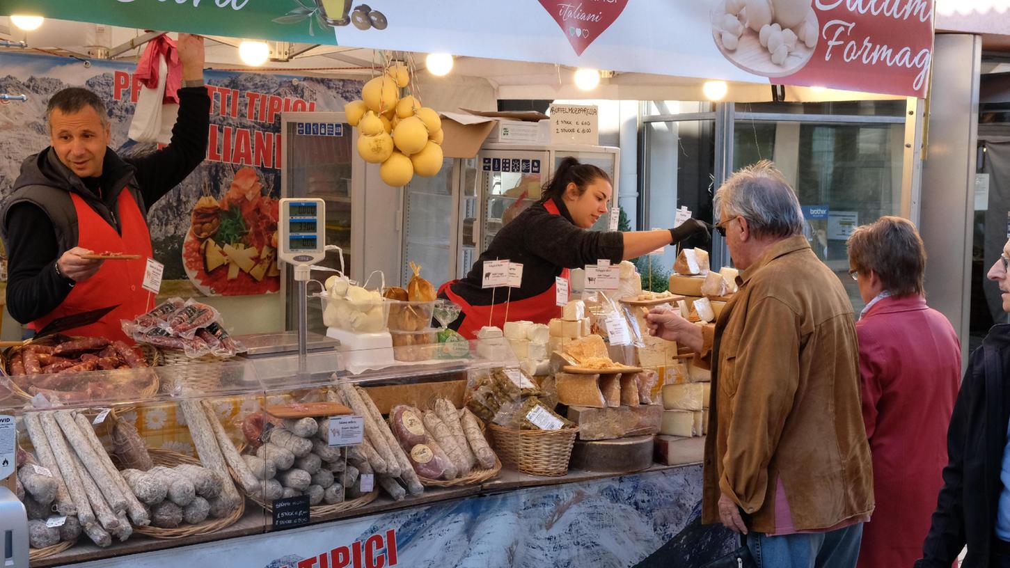 Italienische Spezialitäten in der Klostergasse: Die Verkäufer ließen ihrem mediterranen Charme freien Lauf.
Italienische Spezialitäten in der Klostergasse: Die Verkäufer ließen ihrem mediterranen Charme freien Lauf.