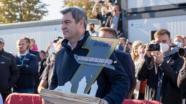 Den Pokal gab es vom Ministerpräsidenten Markus Söder höchstpersönlich überreicht.