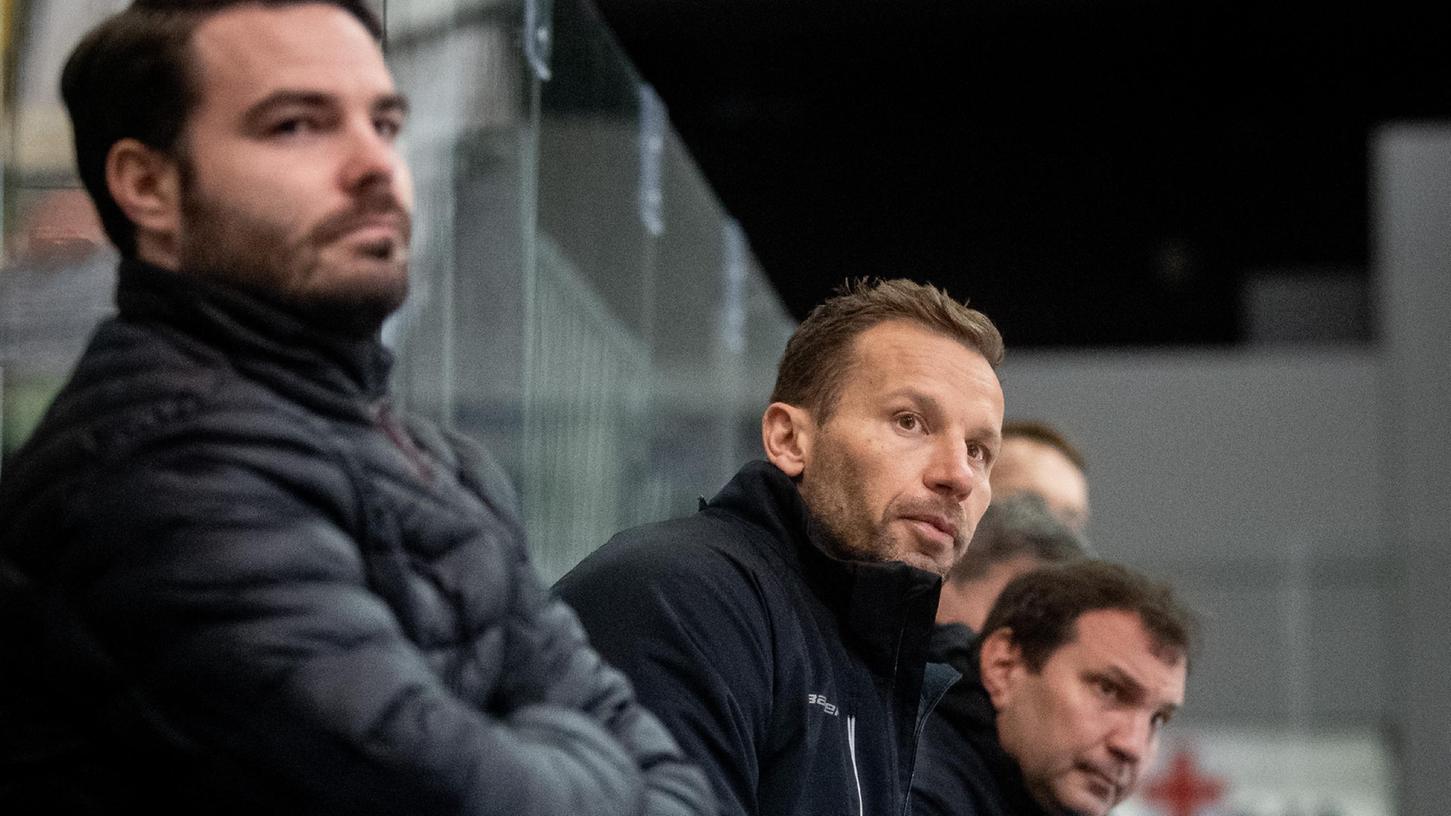 Soll für zwei weitere Jahre das Team der Höchstadt Alligators anleiten: Trainer Mikhail Nemirovsky (Bildmitte), hier mit Daniel Tratz (links).
Soll für zwei weitere Jahre das Team der Höchstadt Alligators anleiten: Trainer Mikhail Nemirovsky (Bildmitte), hier mit Daniel Tratz (links).