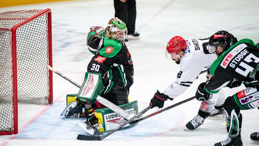 Philipp Stobbe hilft seinem Torhüter gegen den Passauer Angreifer Jeffrey Smith.
