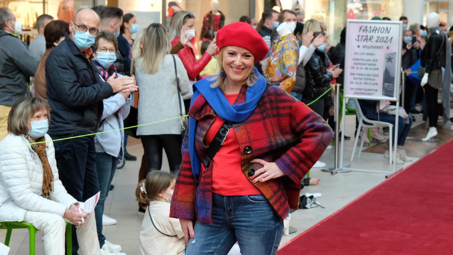 Die Farben Rot und Blau dominieren das Outfit beim neuen "Fashion Star" Stefanie Hablowetz.  