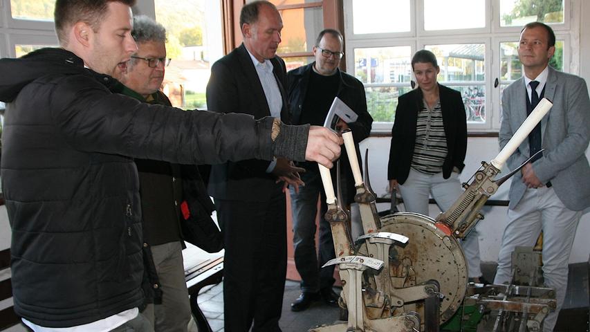 Früher ging alles per Hand: Johannes Obenauf erklärt den Besuchern das Stellwerk. Früher ging alles per Hand: Johannes Obenauf erklärt den Besuchern das Stellwerk.